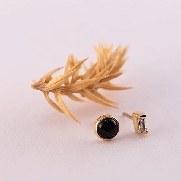 onyx gemstone in a yellow gold push pin end piece for ear piercing at vancouver piercing shop